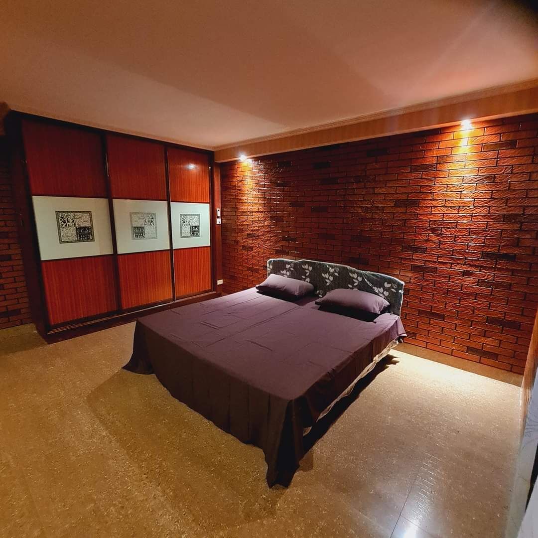 3 habitaciones, tabla de planchar con plancha, wifi y ropa de cama 