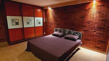 3 habitaciones, tabla de planchar con plancha, wifi y ropa de cama