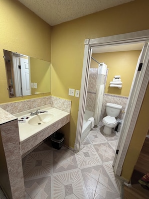 Standard Double Room | Bathroom - Penguin Motel (Los Angeles)