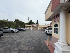 Property grounds - Penguin Motel (Los Angeles)