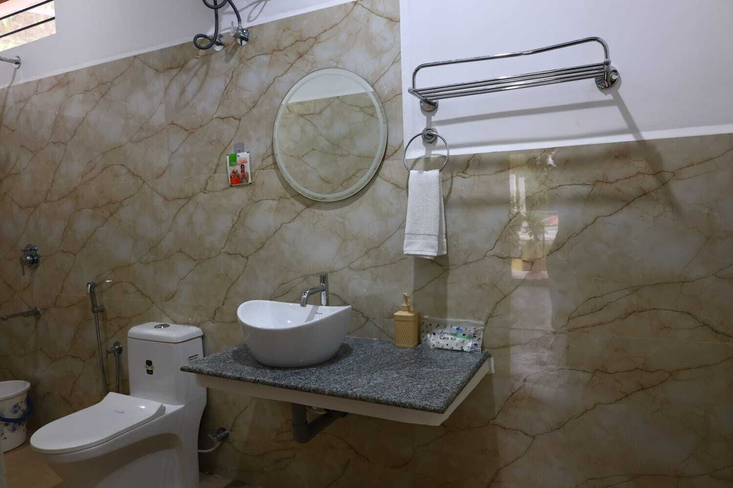 Family Studio Suite, Resort View | Bathroom