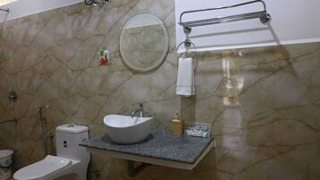 Family Studio Suite, Resort View | Bathroom