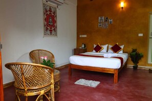 Desk, laptop workspace, free WiFi - Moksha Resort (Irumbai)
