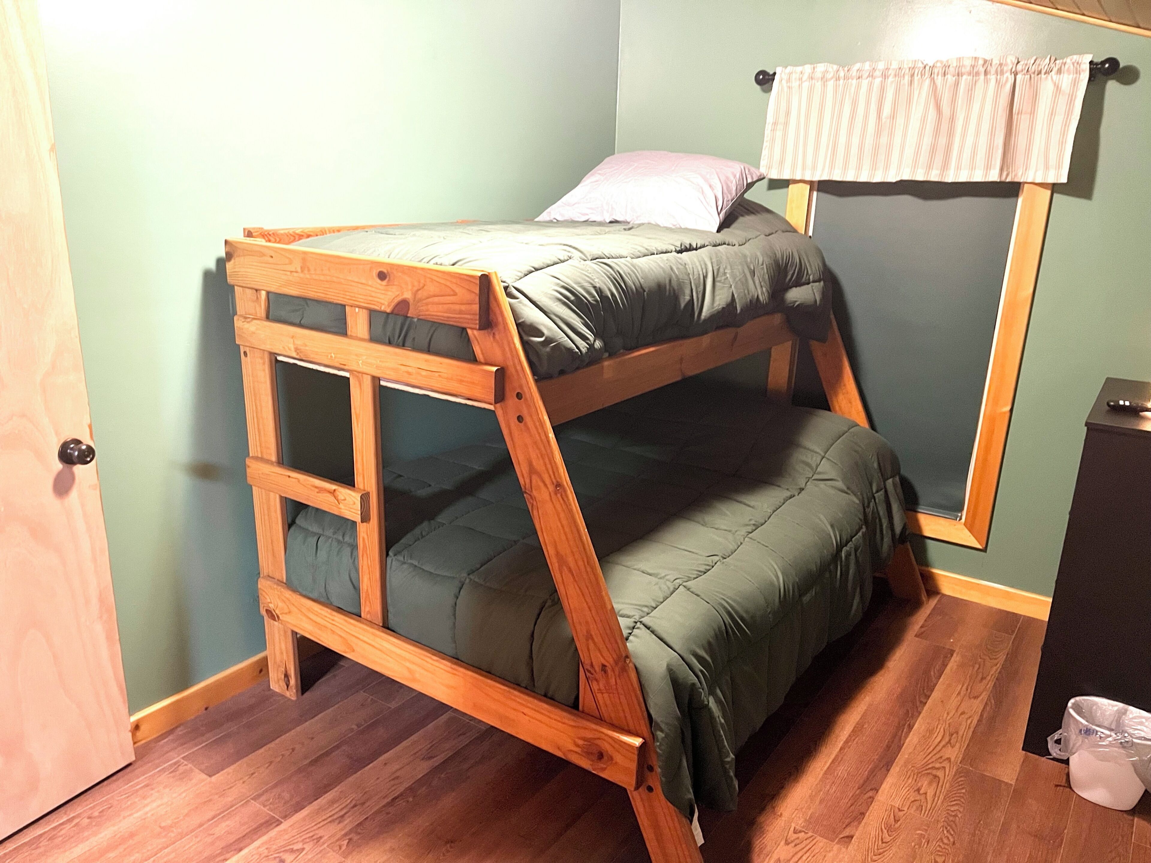 2 slaapkamers, een bureau, een strijkplank/strijkijzer, reisbedje