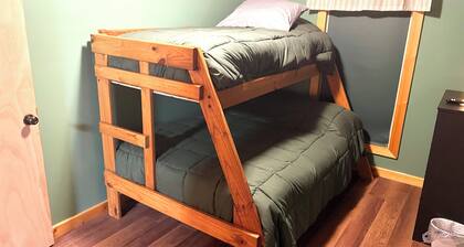 Cozy 2-bedroom cabin outside of Parsons with pond and AC