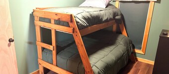 Cozy 2-bedroom cabin outside of Parsons with pond and AC