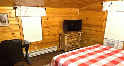 Cozy 2-bedroom cabin outside of Parsons with pond and AC