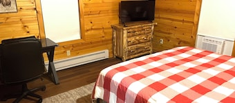 Cozy 2-bedroom cabin outside of Parsons with pond and AC