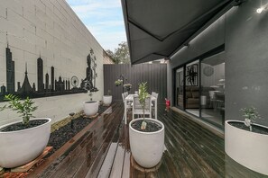 A patio with potted plants, a dining table, and chairs. - Walk to MCG & Tennis | 3BR | 2 Bath | Cremorne (Cremorne)