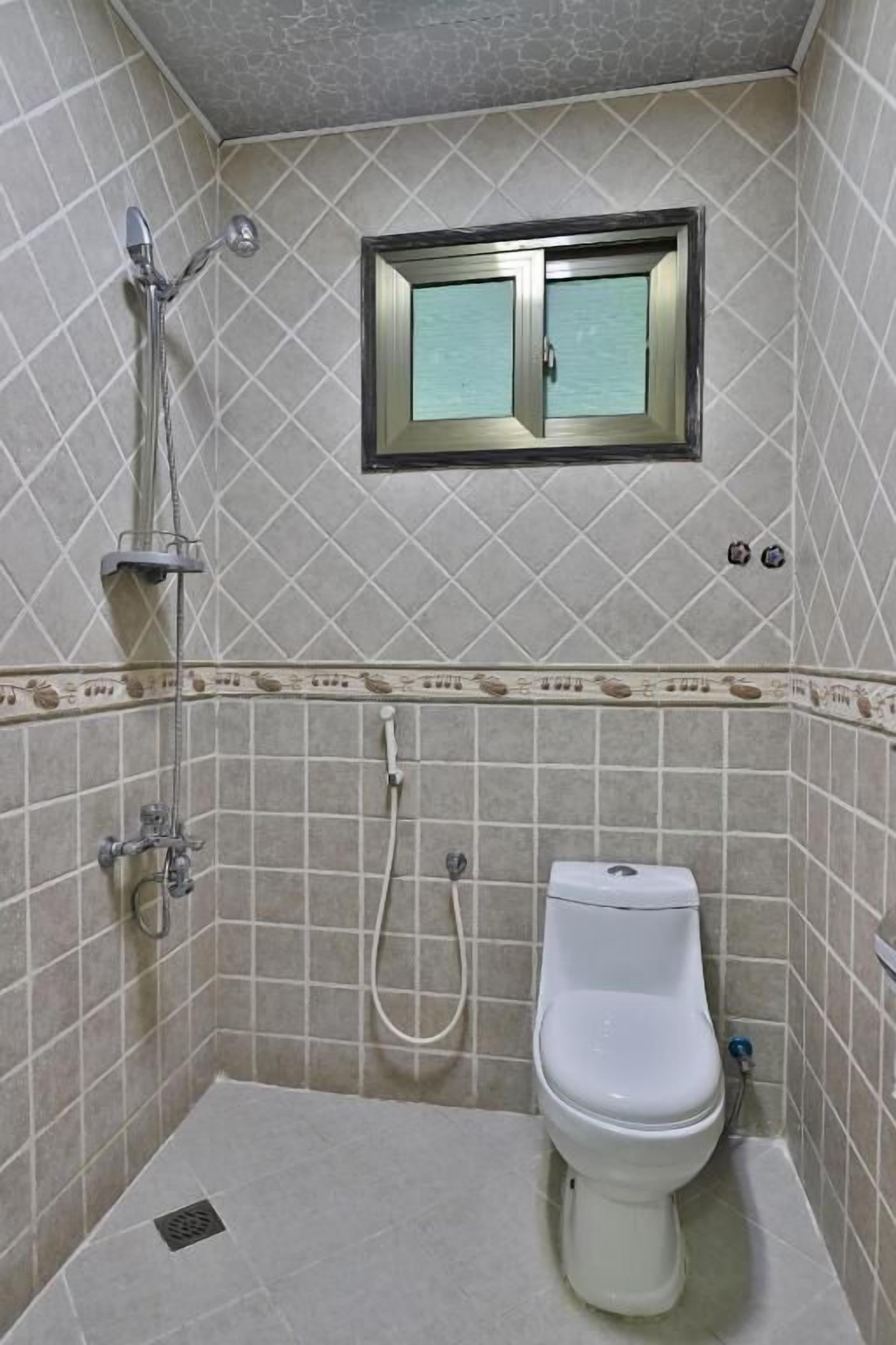 Standard Studio | Bathroom | Free toiletries, towels