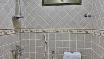 Standard Studio | Bathroom | Free toiletries, towels