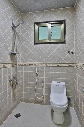 Standard Studio | Bathroom | Free toiletries, towels - Jubail High Rise Serviced Apartment  (Al Jubayl)