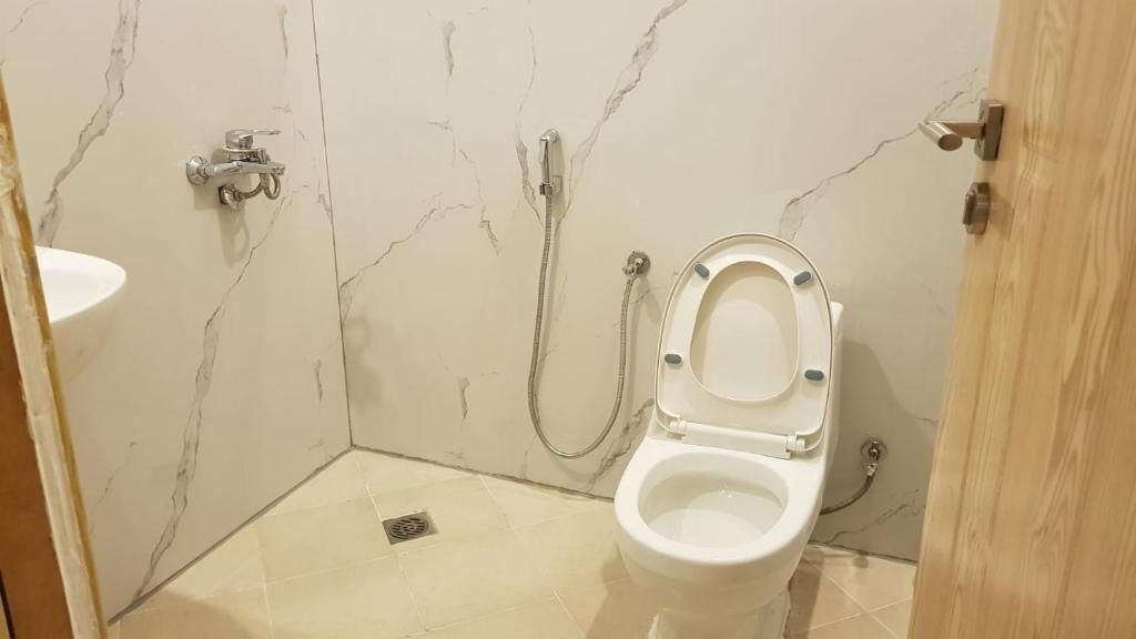 Un baño con inodoro, ducha y lavamanos.