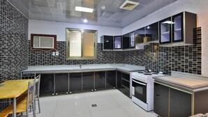 Căn hộ Deluxe, quang cảnh thành phố | Bếp riêng | Tủ lạnh, lò nướng 