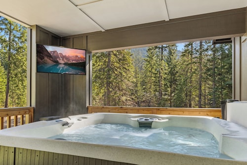 [NEW] Mountain getaway with stunning views, direct ATV trail access & hot tub
