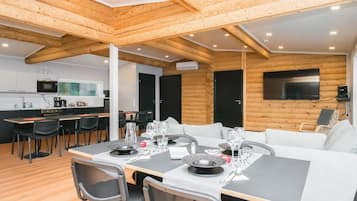 Habitación triple de lujo, vista al lago | Restaurantes