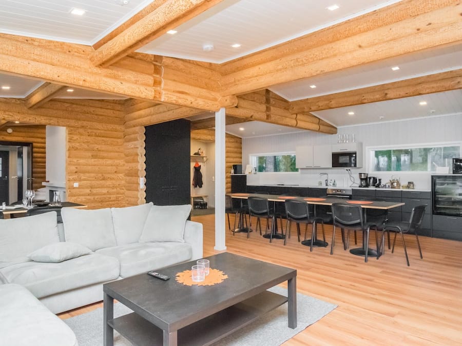 Habitación triple de lujo, vista al lago | Área de sala de estar