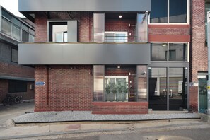 Front of property - STAY BUT SEONGSU (Seoul)