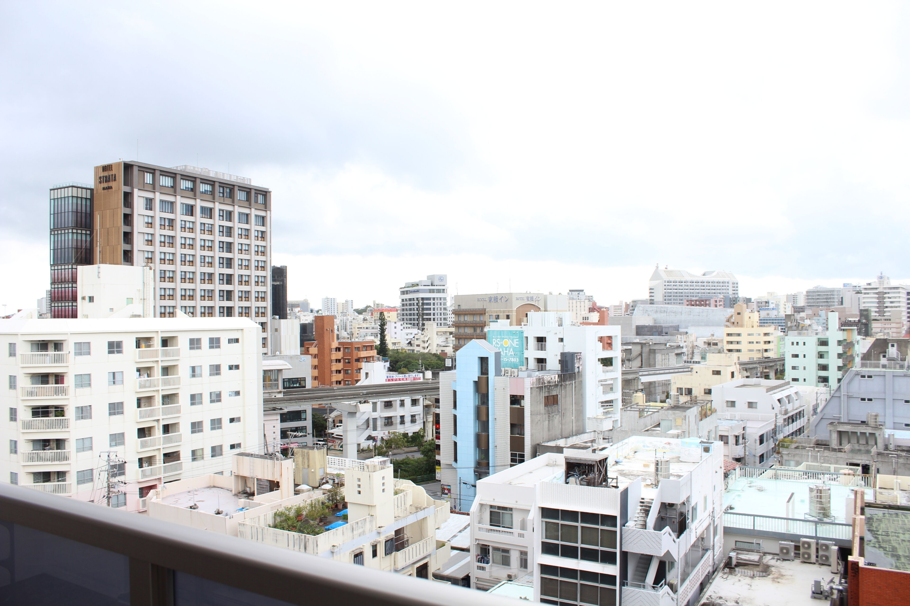 Une vue urbaine comprenant divers bâtiments, notamment un hôtel à plusieurs étages doté de balcons.