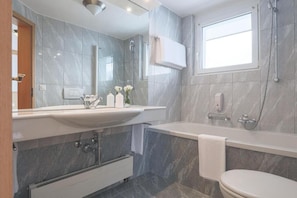Quarto casal conforto, sacada, vista para a montanha | Banheiro | Produtos de toalete grátis, secador de cabelo, chinelos 