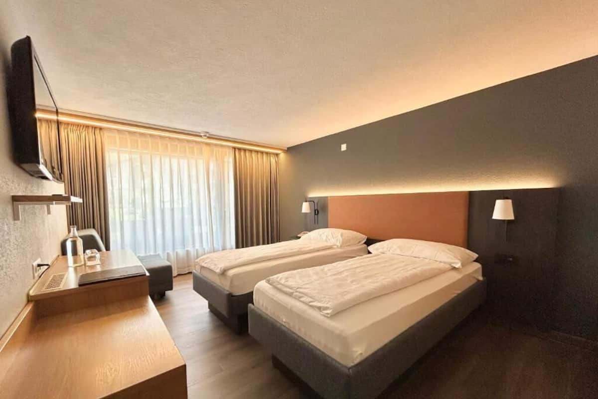 Quarto casal superior, sacada, vista para a montanha | Cofres nos quartos, escrivaninha, cortinas blackout