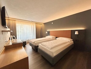 Quarto casal superior, sacada, vista para a montanha | Cofres nos quartos, escrivaninha, cortinas blackout