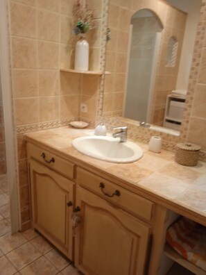 A bathroom with a sink, mirror, and a towel rack. - Provençal vacation villa for 8–10 people / Verdon Gorge (Régusse)