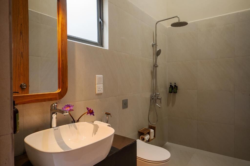 Standard Double Room, Balcony, Garden View | Bathroom | Shower, towels, soap, shampoo