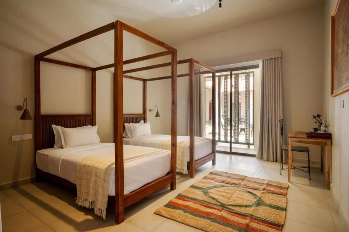 Habitación doble estándar, balcón, vista al jardín | Caja de seguridad en la habitación