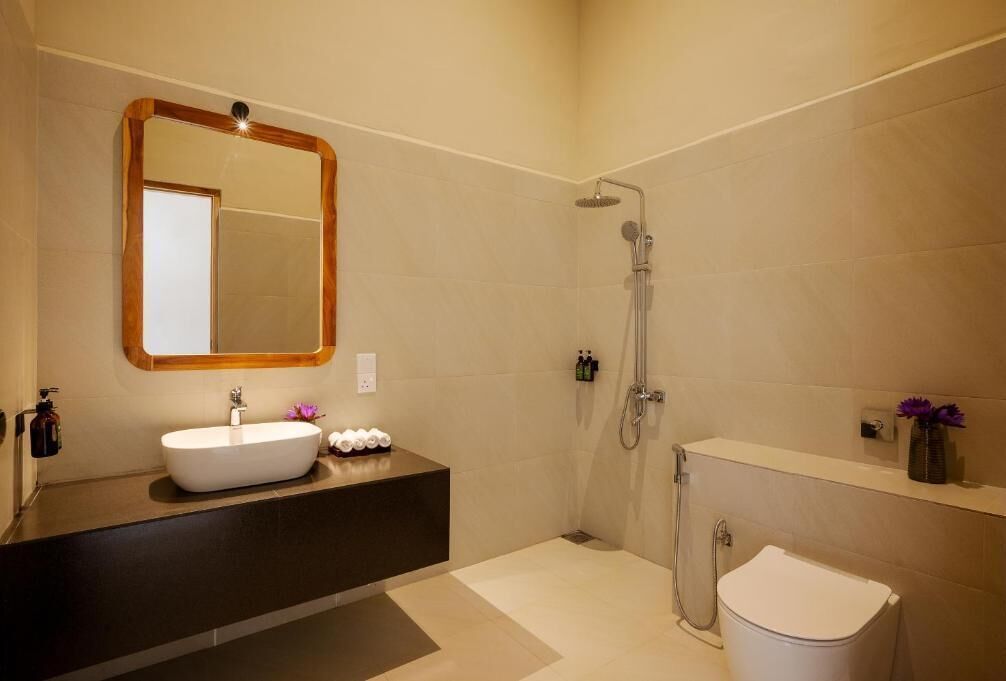 Standard-Doppelzimmer, Balkon, Gartenblick | Badezimmer | Dusche, Handtücher, Seife, Shampoo