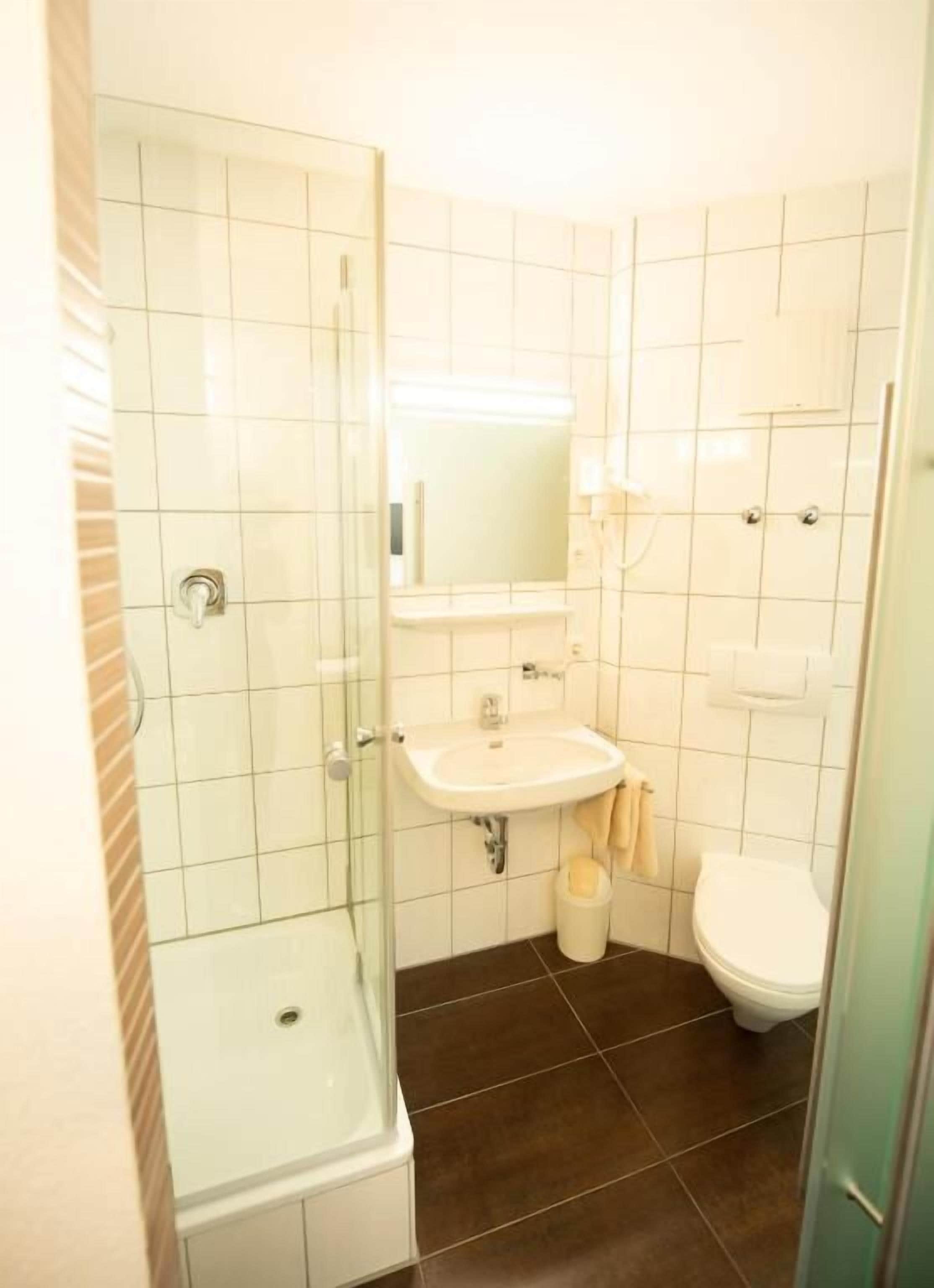 Habitación estándar con 2 camas individuales, vista al jardín | Baño | Regadera, secadora de cabello, toallas, jabón 