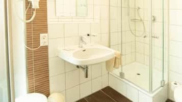 Standaard tweepersoonskamer, uitzicht op tuin | Badkamer | Een douche, een haardroger, handdoeken, zeep