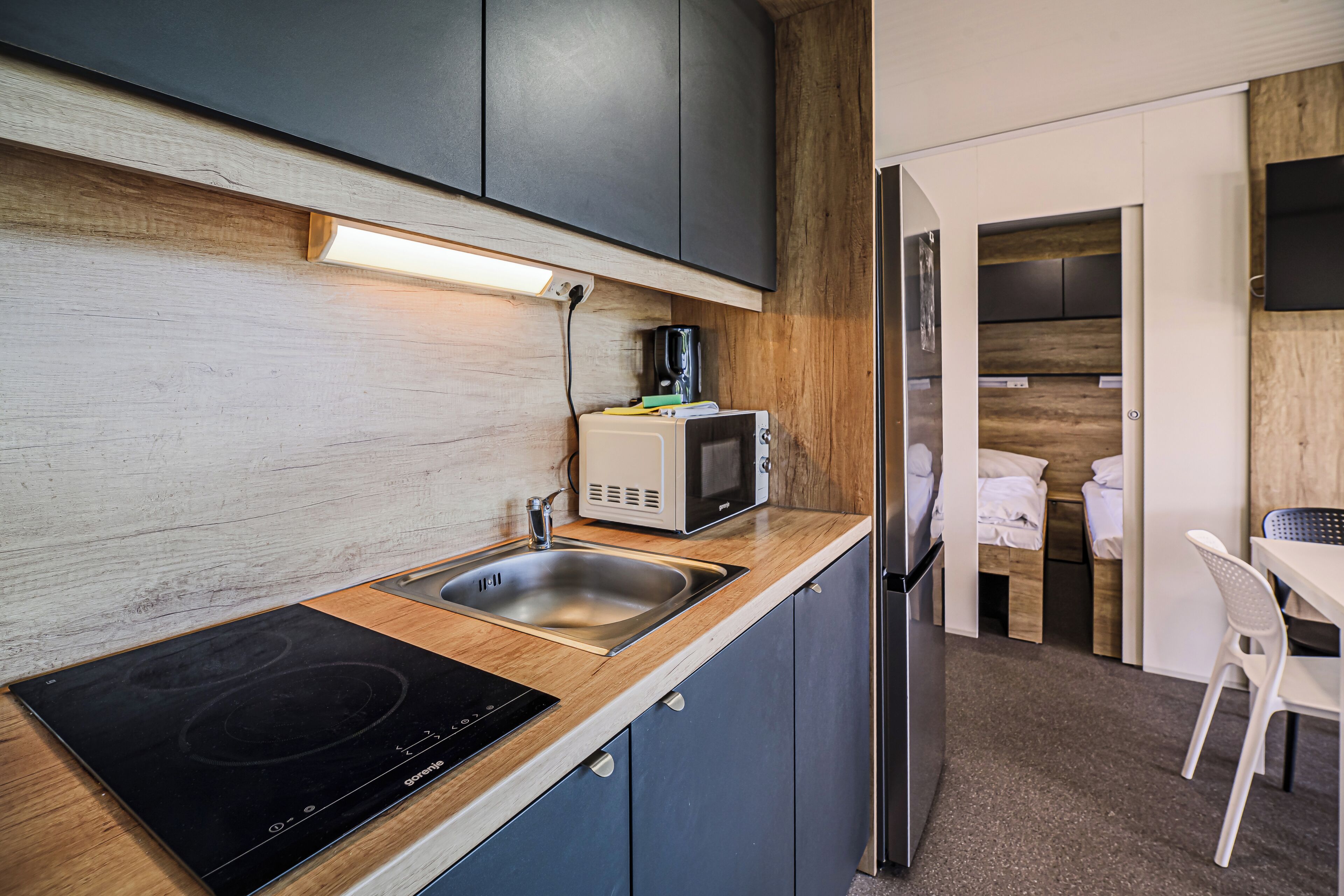 Casa, 3 habitaciones, aire acondicionado, vista al jardín | Cocina privada | Refrigerador, microondas, parrilla de estufa y utensilios de cocina 