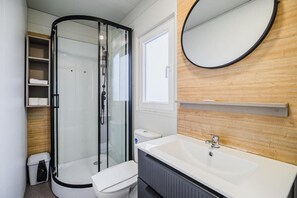 Huis, 3 slaapkamers, airconditioning, uitzicht op tuin | Badkamer | Een douche, een haardroger, handdoeken, toiletpapier