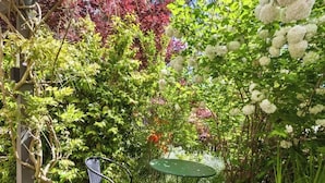 Outdoor dining - “Highly rated Blackheath garden studio — 4.94 from over 1,000 Airbnb guests” (Blackheath)