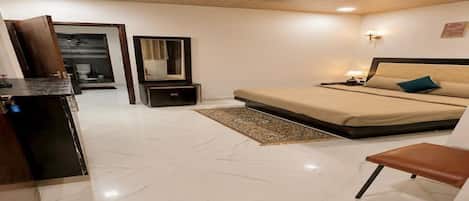 Suite, Balcony, Mountain View | Desk, blackout drapes, WiFi (free)