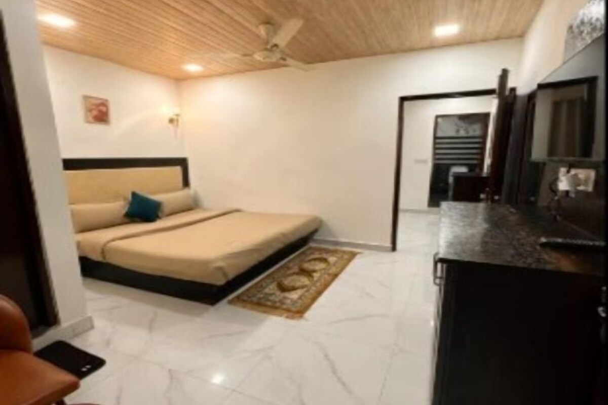 Suite, Balcony, City View | Meja, langsir/tirai gelap terus, Wi-fi percuma 