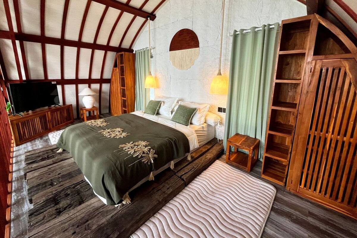 Premium bedding, desk, laptop workspace, free WiFi