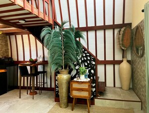 Deluxe Double Room, Kitchenette, Pool View | Living area