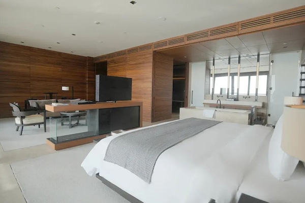 Minibar, caja de seguridad en la habitación y cortinas blackout