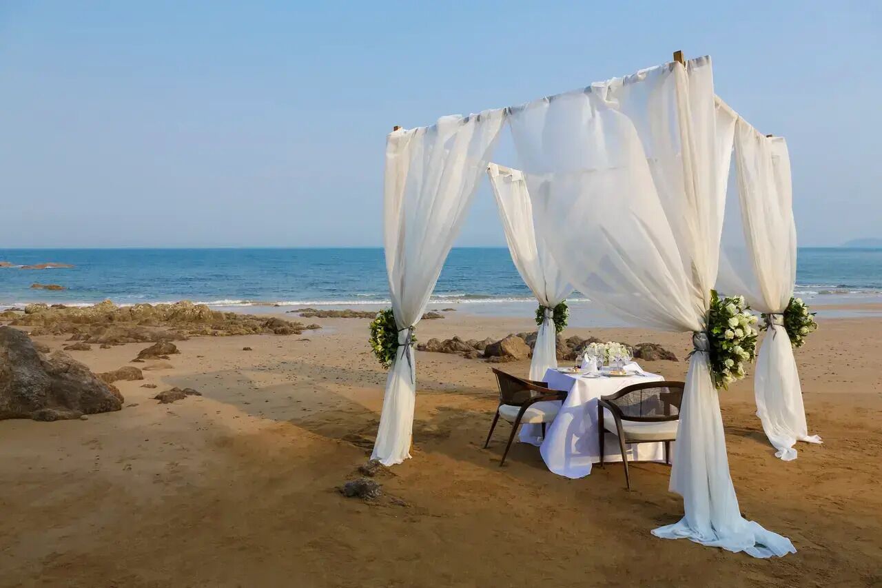 Playa privada y sombrillas