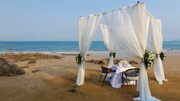 Playa privada y sombrillas
