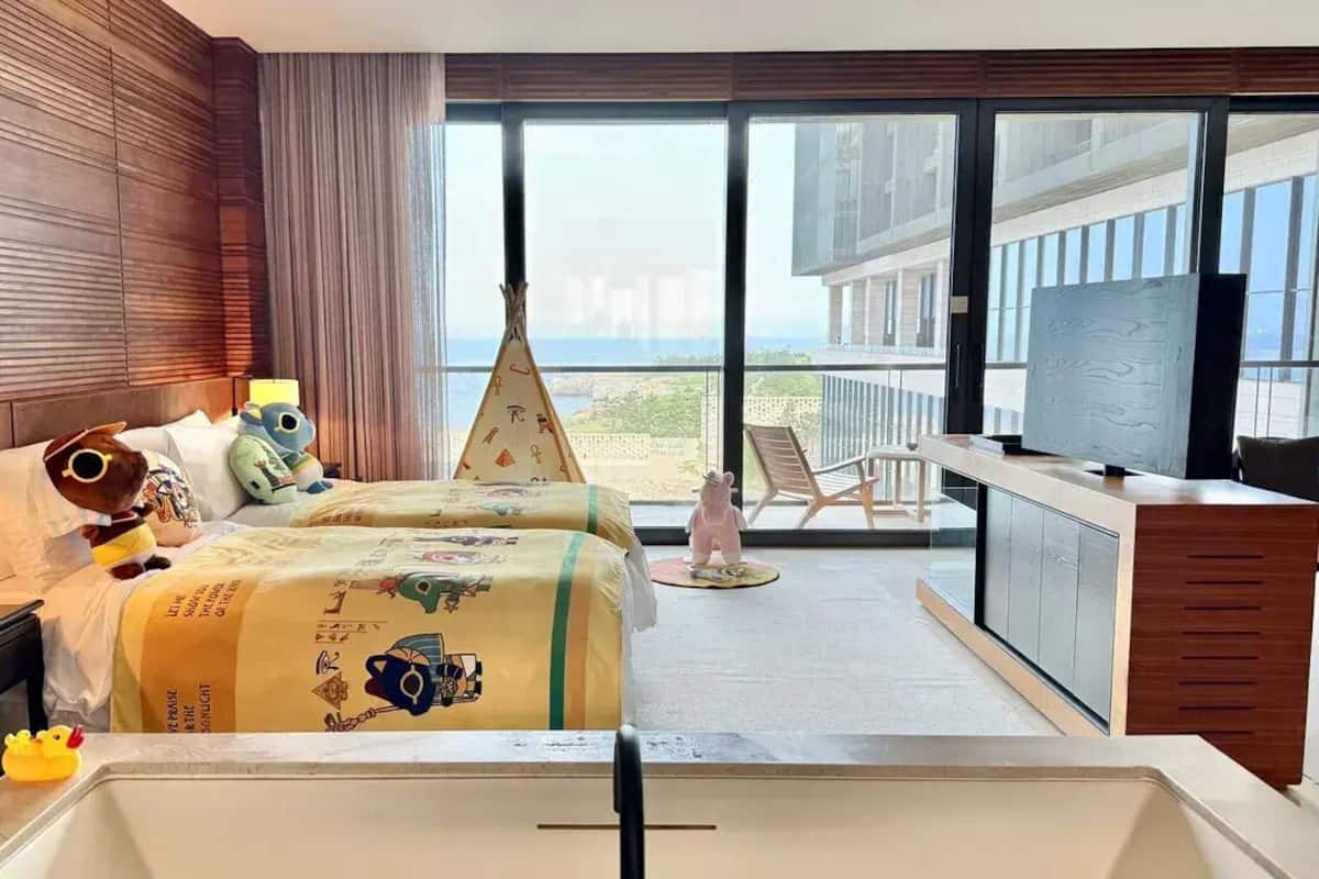 Suite familiare, 2 letti singoli, vista mare | Una cassaforte in camera, tende oscuranti, Wi-Fi gratuito