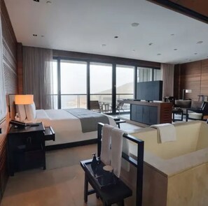Suite, 1 cama de matrimonio grande, vistas al mar | Minibar, caja fuerte, cortinas opacas y cunas (de pago)