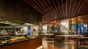 Interior moderno de un restaurante con barra, techo de madera y decoración mural con vista a la ciudad.