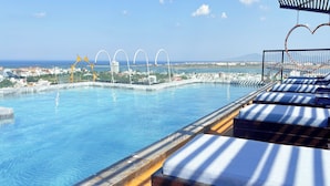 Una piscina con vistas a un puente y al paisaje urbano.
