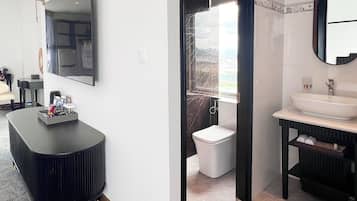 Kamar Quadruple Mewah | Kamar mandi | Pengering rambut, handuk, sabun, dan sampo