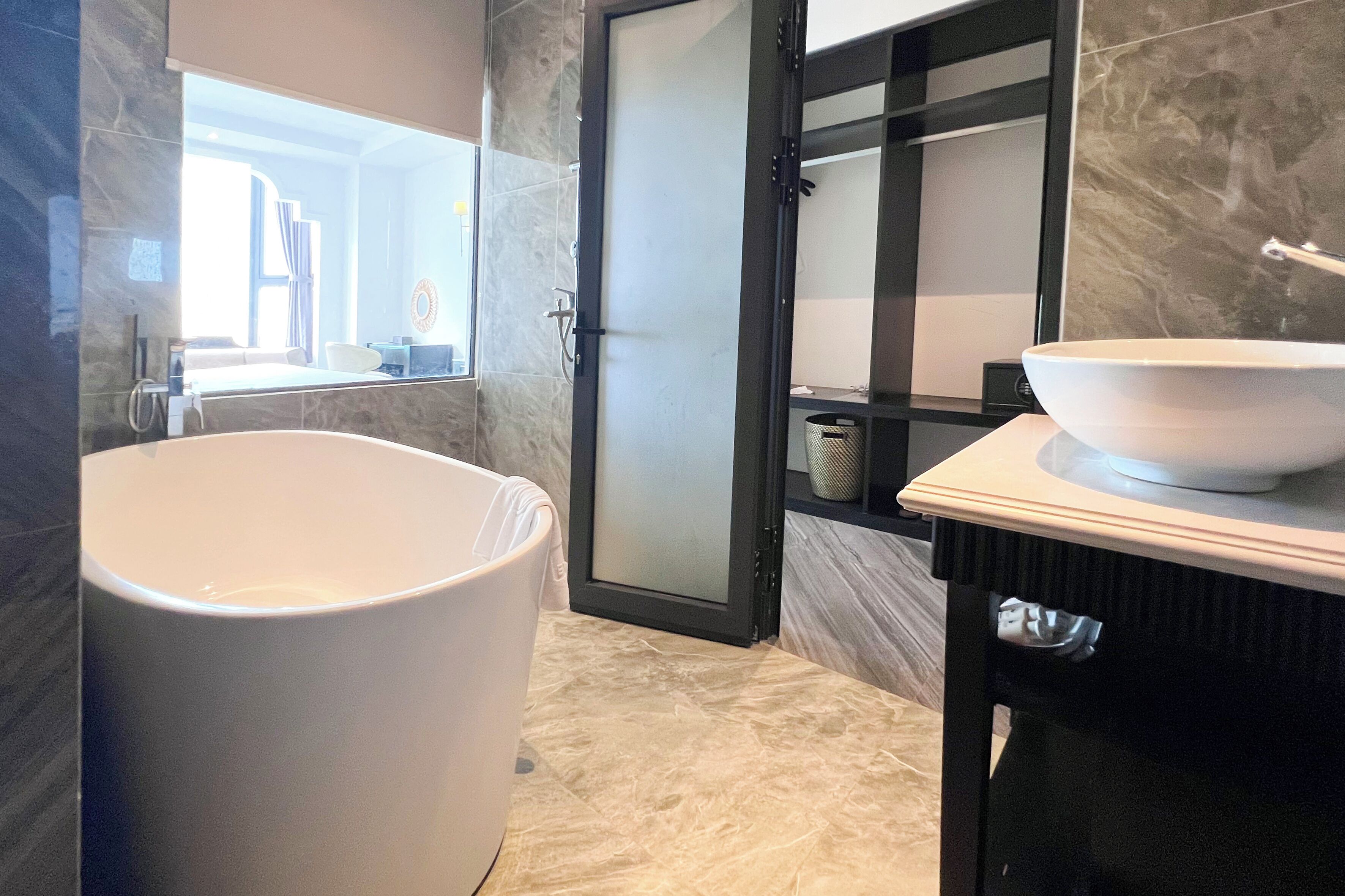 Deluxe Double Room, City View | Bathroom | Hair dryer, towels, soap, shampoo