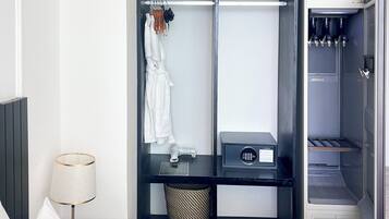 Desk, WiFi (free)