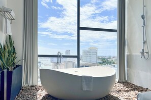Máy sấy tóc, khăn tắm, xà phòng, dầu gội 